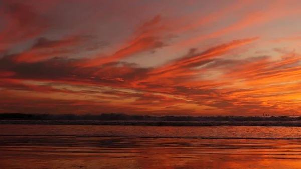 캘리포니아 해변의 황금빛 태평양의 파도를 구름들 모니카 리조트 Usa 로스앤젤레스에서 — 스톡 사진
