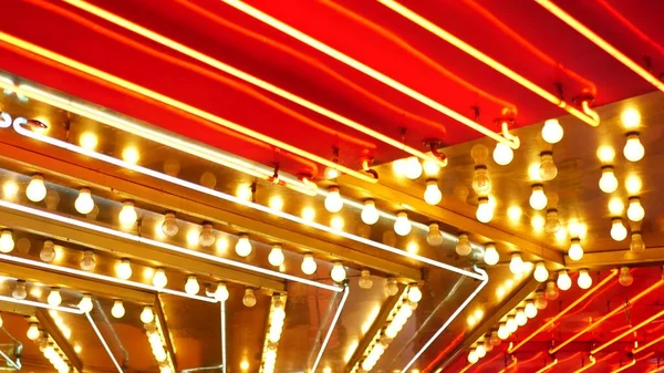 Eski moda elektrik lambaları geceleri yanıp sönüyor. Las Vegas, ABD 'de parıldayan eski kumarhane dekorasyonunun soyut yakın çekimi. Freemont caddesinde parıldayan eski tip ampuller..