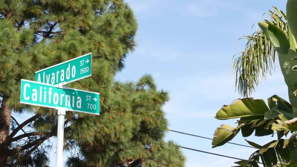 カリフォルニア州の道路標識クロスロードです 交差点標識 夏の旅行や休暇の象徴に手紙 アメリカの観光地 ロサンゼルス ルート101付近の市内のネームボード上のテキスト — ストック写真
