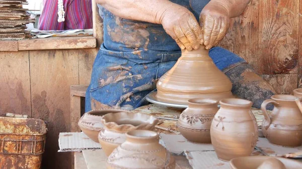 サンディエゴ カリフォルニア州米国 1月2020 メキシカンオールドタウンで働くポッター 陶芸ホイール上の生粘土 人の手 手作りの粘土のモデリングの過程でセラミスト 陶芸家 — ストック写真
