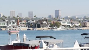 Newport sahil limanı, hafta sonu yat ve yelkenli limanı, Pasifik Sahili, Kaliforniya, ABD. Orange County 'deki liman kenar mahallelerinde. Sahil kıyısında pahalı bir tatil yeri.