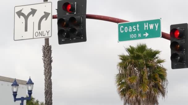 Pacific Coast Highway, historische route 101 verkeersbord, toeristische bestemming in Californië Verenigde Staten. Brief op kruispunt wegwijzer. Symbool van de zomertijd reizen langs de oceaan. All-Amerikaanse schilderachtige hwy — Stockvideo