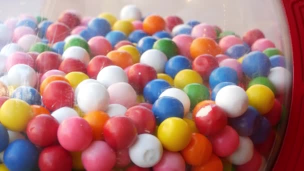 Gumballs coloridos na máquina de venda automática clássica, EUA. Multi colorido chiclete, moeda operado distribuidor retro. Mascar chiclete como símbolo da infância e do verão. Doces mistos no vintage automatizar — Vídeo de Stock