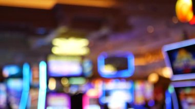 Las Vegas Bulvarı, ABD 'de kumarhanede çözülmüş kumar makineleri parlıyor. Fremont caddesi yakınlarındaki bir otelde kumarda büyük ikramiye oynamış. Riskli para oynamak ve bahis oynamak için aydınlatılmış neon meyve makinesi