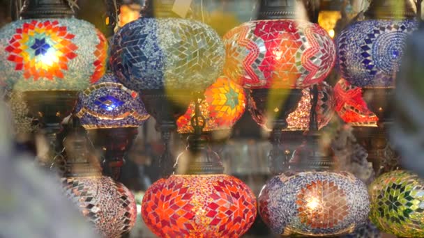 Färgglada turkisk lampor från glas mosaik glödande. Arabiska flerfärgade autentiska retro stil lampor. Många upplysta marockanska lyktor. Orientalisk islamisk mellanösterländsk inredning. Glänsande folkaffär — Stockvideo