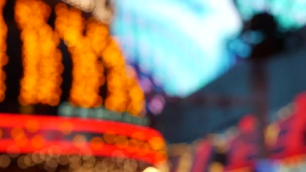 Oskärpa gamla fasionerade elektriska lampor glöder på natten. Abstrakt närbild av suddig retro kasino dekoration skimrande, Las Vegas USA. Upplysta vintage stil lökar glittrar på Freemont gatan — Stockvideo