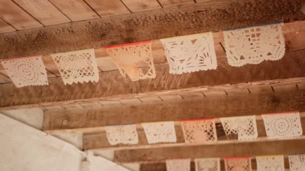 Kolorowy meksykański perforowany baner papel picado, świąteczna kolorowa papierowa girlanda. Wielokolorowe hiszpańskie ludowe rzeźbione flagi tkanek, wakacje lub karnawał. Autentyczne dekoracje fiesty w Ameryce Łacińskiej — Wideo stockowe