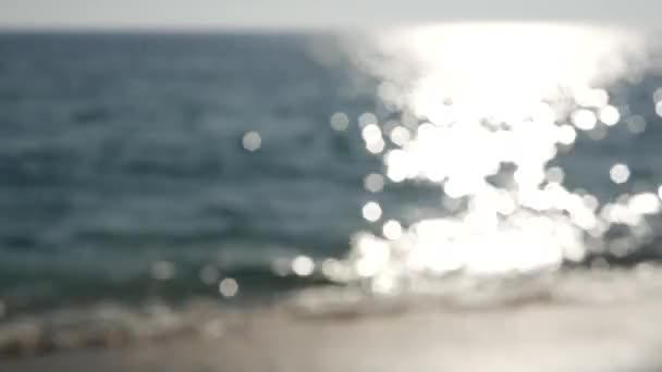 Estética da praia de verão na Califórnia, onda de água desfocada turva. Trilha solar brilhante e luz solar. Santa Monica Pacific Ocean Resort. Sonho tranquilo fundo nebuloso. Mar idílico calmo e pouco claro — Vídeo de Stock