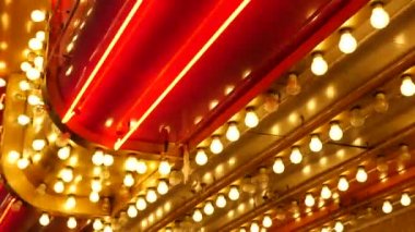 Eski moda elektrik lambaları geceleri yanıp sönüyor. Las Vegas, ABD 'de parıldayan eski kumarhane dekorasyonunun soyut yakın çekimi. Freemont caddesinde parıldayan eski tip ampuller.