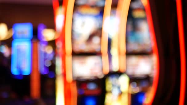 Defocused spilleautomater glød i casino på fabelagtige Las Vegas Strip, USA. Sløret gambling jackpot slots i hotel nær Fremont gade. Belyst neon frugt maskine for risiko penge at spille og væddemål – Stock-video