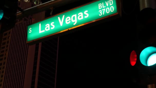 Fabulos Las Vegas, rambu lalu lintas bersinar di The Strip di Sin City Amerika Serikat. Papan penanda es di jalan menuju jalan Fremont di Nevada. Simbol iluminasi dari uang kasino bermain dan taruhan di daerah game — Stok Video