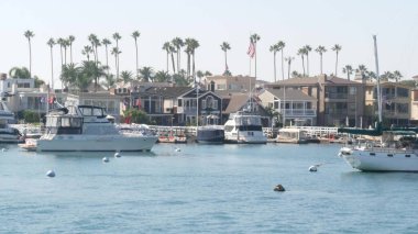 Newport sahil limanı, hafta sonu yat ve yelkenli limanı, Pasifik Sahili, Kaliforniya, ABD. Orange County 'deki liman kenar mahallelerinde. Sahil kıyısında pahalı bir tatil yeri..
