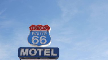 Tarihi güzergah 66 'daki motelin retro tabelası Amerika' nın klasik yol gezisi sembolü. Arizona çölünde ikonik pano. Eski moda neon tabela. Klasik turist simgesi..