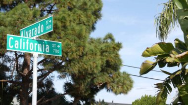 Kaliforniya sokak tabelası kavşakta. Kesişme noktasındaki harf, yaz seyahatlerinin ve tatillerin sembolü. ABD turizm merkezi. Los Angeles yakınlarında 101. güzergah..