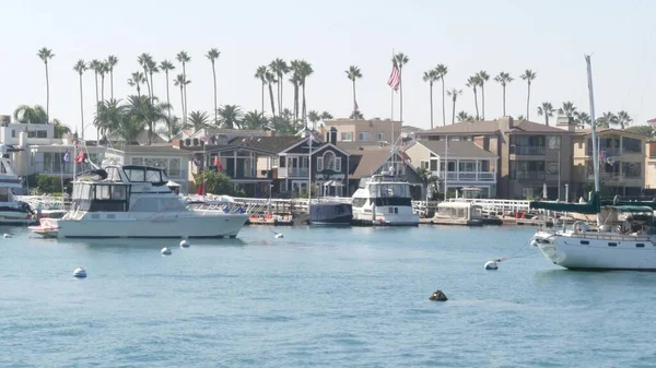 Newport sahil limanı, hafta sonu yat ve yelkenli limanı, Pasifik Sahili, Kaliforniya, ABD. Orange County 'deki liman kenar mahallelerinde. Sahil kıyısında pahalı bir tatil yeri..