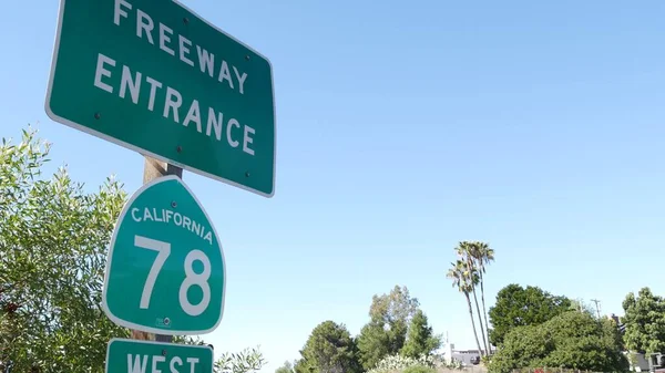 캘리포니아주 샌디에이고 카운티의 교차로에 고속도로 표지판 표지판이다 규정의 — 스톡 사진