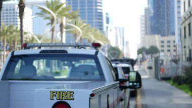 SAN DIEGO, CALIFORNIA USA - 15 HAZİRAN 2020: Broadway 'de acil durum sirenleri olan itfaiye araçları ve şerifin arabası. İtfaiyecilerin araçları şehir merkezinde. İtfaiye kurtarma ve kamu güvenliği için.