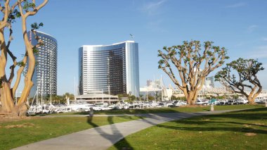 SAN DIEGO, CALIFORNIA USA - 13 Şubat 2020: USS Midway ve Kongre Merkezi yakınlarındaki Embarcadero marina Parkı. Marriott Oteli, Seaport Village yakınlarında. Lüks yatlar, şehir siluetinin gökdelenleri..