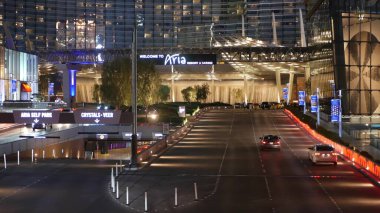 LAS VEGAS, NEVADA USA - 5 MAR 2020: Geleceğin Şehir Merkezi Kumarhanesi, Günah Şehri geceleri parlıyor. Modern ışıklandırılmış lüks otel, anonim şehir silueti. Çağdaş metropol gökdelenleri.