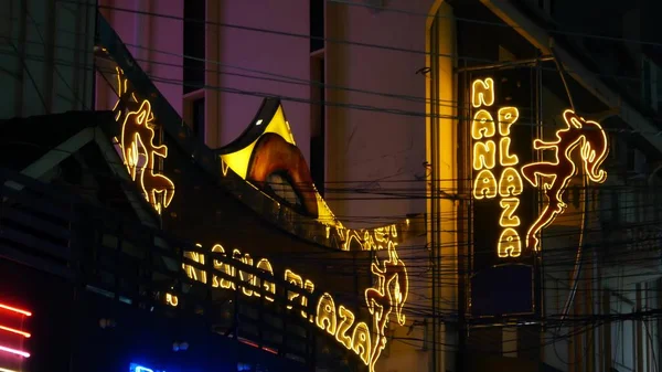 Bangkok Thailand 2019 Július Élénk Neon Jelek Ragyognak Nana Plaza — Stock Fotó