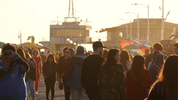 Santa Monica Los Angeles Usa Grudzień 2019 Wiele Osób Wielorasowych — Zdjęcie stockowe