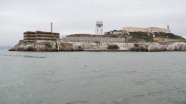 San Francisco Körfezi, Kaliforniya 'daki Alcatraz Adası. Taştaki gangsterler için federal hapishane, sisli hava. Tarihi hapishane, puslu bir limandaki uçurum. Cezalandırma ve suçtan hapis