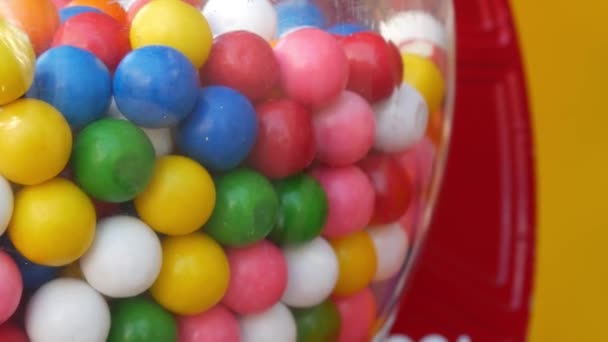 アメリカ、古典的な自動販売機でカラフルなガンボール。複数の色のバブルガム、コインはレトロディスペンサーを運営した。子供の頃と夏の象徴としてガムキャンディーを噛む。ヴィンテージ自動化の混合菓子 — ストック動画