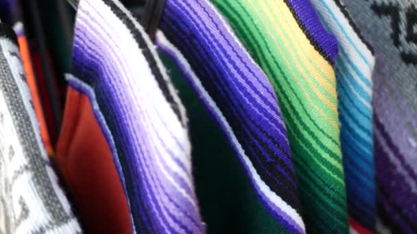 Colorato messicano lana serape coperte texture. Tessuto ornamentale vivido con autentico modello americano latino. Tessuto multicolore a righe per poncho e sombrero. Stile indigeno ispanico — Video Stock