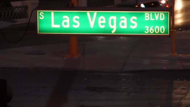 Fabulos Las Vegas, rambu lalu lintas bersinar di The Strip di Sin City Amerika Serikat. Papan penanda es di jalan menuju jalan Fremont di Nevada. Simbol iluminasi dari uang kasino bermain dan taruhan di daerah game — Stok Video