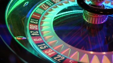 Fransa stili rulet masası Las Vegas, ABD 'de oynanan para için. Şans oyunu oynamak için siyah ve kırmızı sektörlü dönen çarklar. Rastgele algoritma, kumar ve bahis sembolü ile tehlikeli eğlence