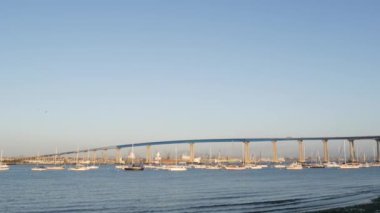 California, San Diego 'daki ünlü Coronado otomobil köprüsü. Pasifik Okyanusu körfezine demirlemiş lüks yatlar, Amerikan limanı. Deniz aşırı araçlar için ulaşım altyapısı