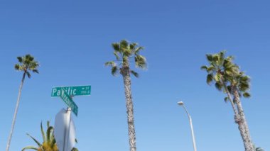 Pasifik Caddesi kavşağındaki yol tabelası, 101 numaralı güzergah, Kaliforniya, ABD. Kesişme noktasındaki mektup, yaz seyahatlerinin ve tatillerin sembolü. Los Angeles yakınlarındaki kentte tabela.