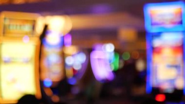 Las Vegas Bulvarı, ABD 'de kumarhanede çözülmüş kumar makineleri parlıyor. Fremont caddesi yakınlarındaki bir otelde kumarda büyük ikramiye oynamış. Riskli para oynamak ve bahis oynamak için aydınlatılmış neon meyve makinesi