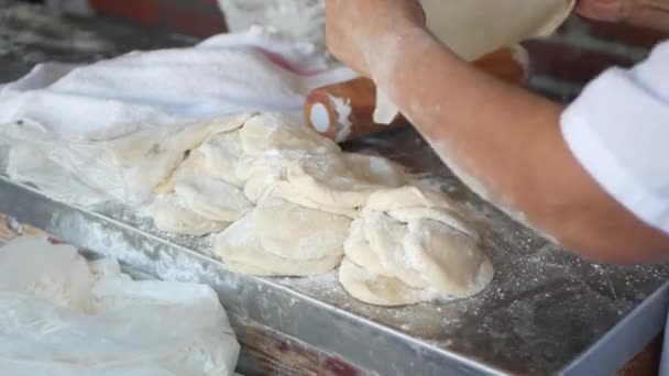 Mujer amasando masa en polvo de harina con rodillo para tortillas mexicanas. Mujer preparando pan plano de maíz latinoamericano. Proceso de cocción del pan hispano de maíz para envolver taco, nacho y burrito — Vídeos de Stock