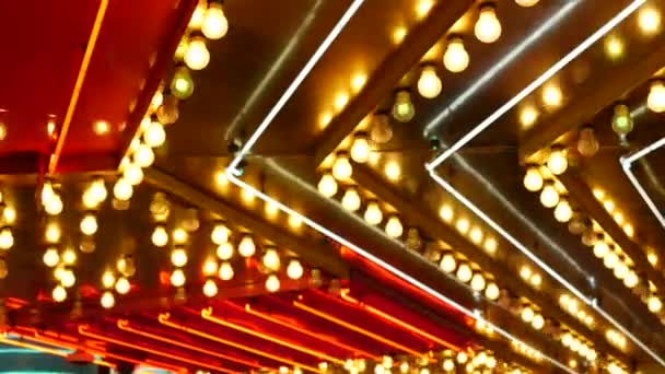 Antiguas lámparas eléctricas fasionadas desenfocadas que brillan por la noche. Resumen de primer plano de borrosa decoración del casino retro brillante, Las Vegas EE.UU.. Bombillas de estilo vintage iluminadas que brillan en la calle Freemont — Vídeos de Stock