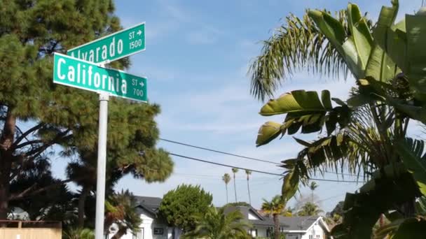 加州大街交叉路口的路标。在十字路口的路标上，夏天旅行和度假的象征。美国旅游胜地。洛杉矶附近城市的标牌上的文字，101路 — 图库视频影像
