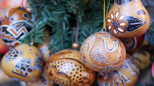 Dřevěné ozdobné ručně vyrobené mexické dekorace. Domorodé suvenýry visící na novoroční strom, řemeslný trh, Kalifornie USA. Hispánský autentický vzor, lidové tradiční ruční práce z Latinské Ameriky — Stock video