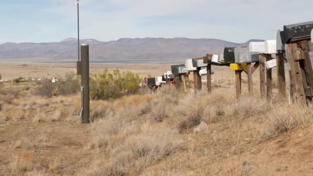 Σειρά από vintage κουτιά πτώση στο δρόμο διασταύρωση, άνυδρη έρημο Arisona, ΗΠΑ. Ταχυδρομικά ρετρό γραμματοκιβώτια στην άκρη του δρόμου της τουριστικής διαδρομής 66. Διεύθυνση στο παλαιομοδίτικο νοσταλγικό μεταλλικό κουτί grunge στον πυλώνα — Αρχείο Βίντεο