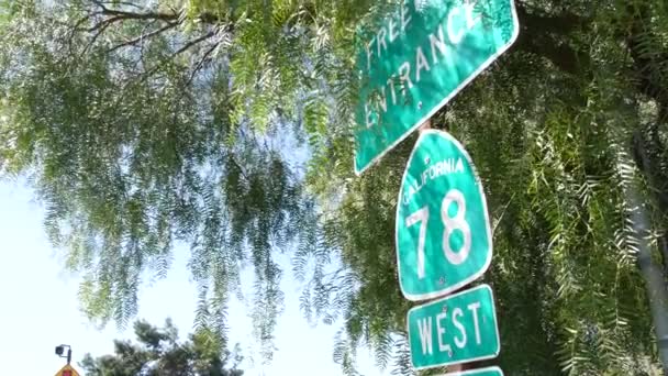 Autostrada wjazdowa na skrzyżowaniu skrzyżowań w San Diego County, Kalifornia USA. Droga stanowa 78 tablice drogowe. Symbol zasad i przepisów dotyczących podróży, transportu i bezpieczeństwa ruchu drogowego — Wideo stockowe