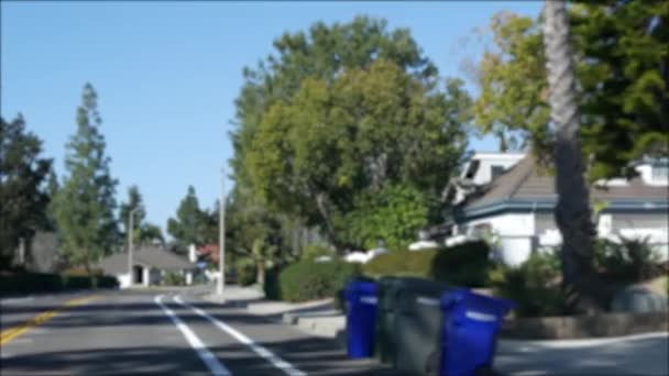Fastigheter, fastighet i bostadsområde, San Diego County, Kalifornien USA. Oskärpa typiska förorter. Fristående enfamiljshus, dyr verklighet. Rad av klassiska hem — Stockvideo