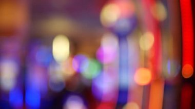 Las Vegas Bulvarı, ABD 'de kumarhanede çözülmüş kumar makineleri parlıyor. Fremont caddesi yakınlarındaki bir otelde kumarda büyük ikramiye oynamış. Riskli para oynamak ve bahis oynamak için aydınlatılmış neon meyve makinesi