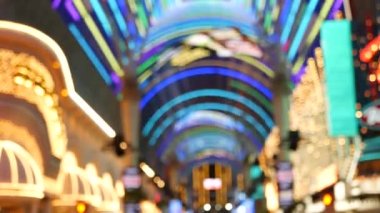 Geceleri parlayan odandan çıkmış eski elektrikli lambalar. Bulanık eski kumarhane dekorasyonunun soyut yakın çekimi, Las Vegas USA. Freemont caddesinde parıldayan eski tip ampuller.