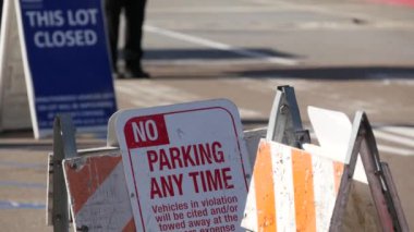 ABD 'nin kalabalık kentsel bölgelerindeki trafik sorunları ve ulaşım sorunlarının sembolü olarak park yeri imzası. San Diego, California 'da halka açık park yeri. Şehirdeki arabalar için sınırlı alan