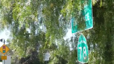 Kaliforniya, San Diego 'da kavşak kavşağında otoyol girişi tabelası. Otoyol 78 tabela levhası. Yol gezisi, ulaşım ve trafik güvenliği kuralları ve düzenlemelerinin sembolü