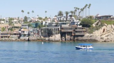 Lüks mülk, Pasifik Okyanusu kıyısındaki sahil arazisi, Newport sahil limanı, Kaliforniya, ABD. Los Angeles yakınlarında hafta sonu deniz kenarındaki kiralık evler. Tatil zengini varoş rıhtım evleri