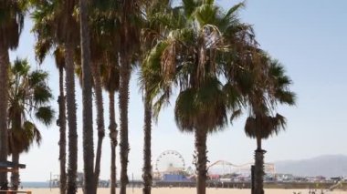 Kaliforniya plaj estetiği, klasik dönme dolap, Santa Monica Pasifik Okyanusu 'ndaki iskeledeki eğlence parkı. Yaz ikonik manzarası, palmiye ağaçları ve gökyüzü, kopya alanı ile Los Angeles 'ın sembolü, CA USA