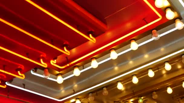 Lampu listrik tua berkedip dan bersinar di malam hari. Penutup abstrak dekorasi retro kasino berkilauan di Las Vegas, Amerika Serikat. Lampu gaya iluminasi berkilauan di jalan Freemont — Stok Video