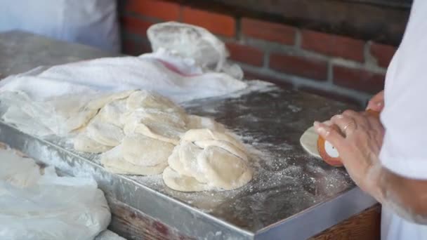 Жінка замішує тісто у борошні з розкочувальною шпилькою для тортільї. Самка готує латин американських кукурудзяних пряників. Процес приготування кукурудзяного гізпанічного хліба для тако, начо і бурріто. — стокове відео