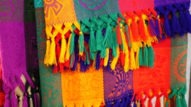 Renkli Meksika yünü battaniye deseni. Otantik Latin Amerika desenli süslü, canlı bir dokuma. Panço ve sombrero için çizgili renkli kumaş. İspanyol tarzı yerli tarzı.