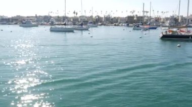 Newport sahil limanı, hafta sonu yat ve yelkenli limanı, Pasifik Sahili, Kaliforniya, ABD. Orange County 'deki liman kenar mahallelerinde. Sahil kıyısında pahalı bir tatil yeri.
